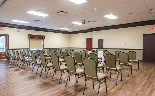 Econo Lodge Inn & Suites