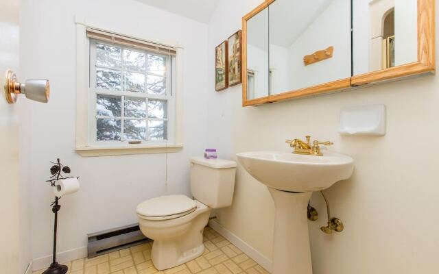 Deja Blue~mary Lake Boathouse~full of Charm!