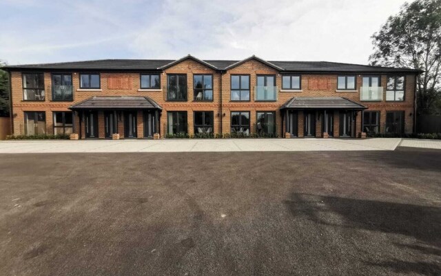 Stylish 2 Bed Flat with Parking