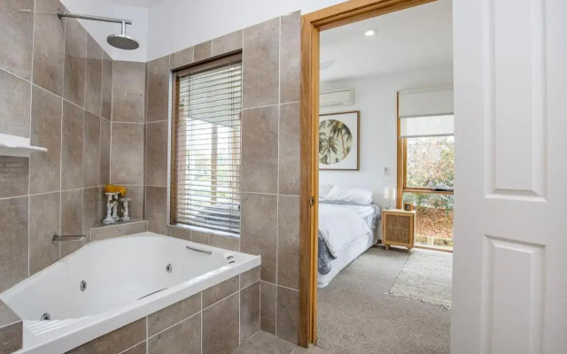 Maldas Retreat Pet Friendly Absolute Beachfront with Spa