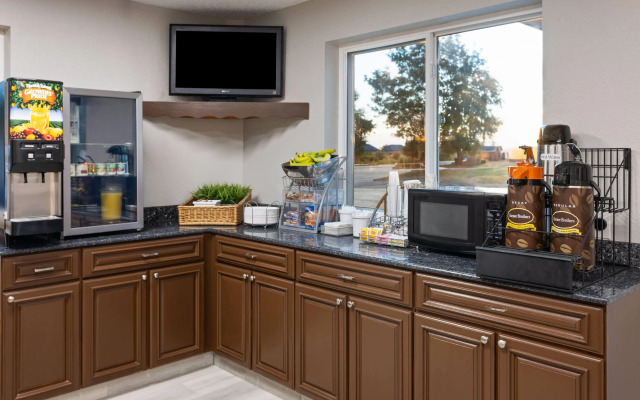 Super 8 by Wyndham Latham/Albany Airport