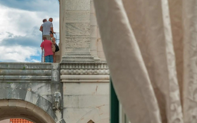 Antique Split Luxury Rooms