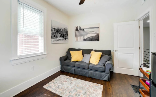 Walk to Walnut St: Pet-friendly Pittsburgh Home!