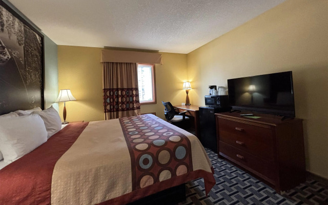 Super 8 by Wyndham Staunton