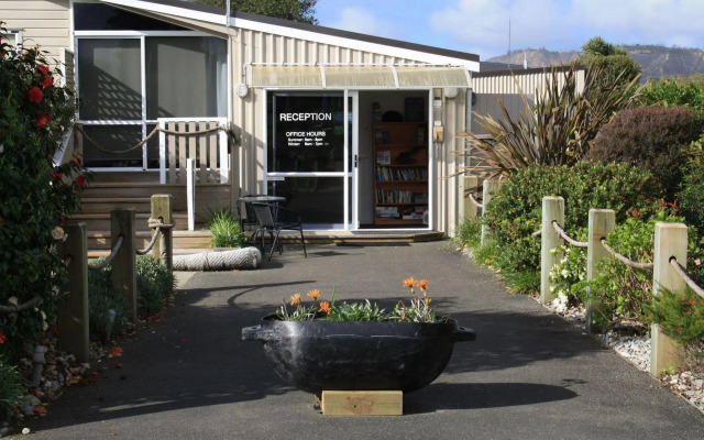 Pohara Beachfront Motel