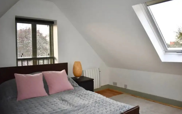 Cosy 2 Bedroom House With Parking