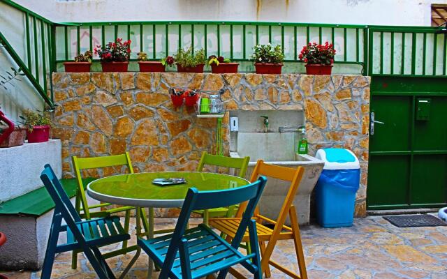 Croparadise Blue Hostel