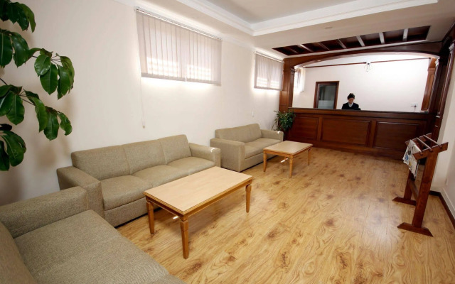 Hotel Holiday House