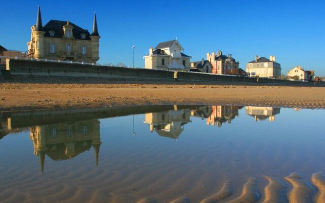 Grande maison , jardin,flipper,babyfoot, ping pong, 1 km mer, proche golf, Port en Bessin, Bayeux et plages du débarquement, adaptée enfants