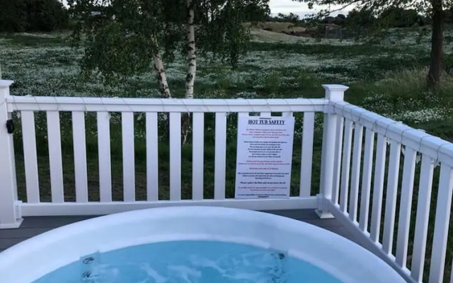 Lovely 3-bed Caravan With Hot Tub in Lincolnshire