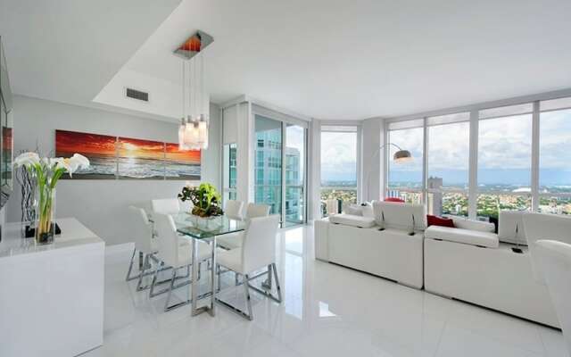 Vizcayne Luxury Condo by 1stHomeRent