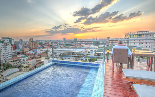 Colina Boutique Hotel & Breezy Sky Bar