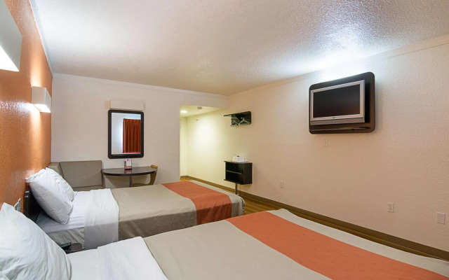 Motel 6 Tampa, FL - Fairgrounds