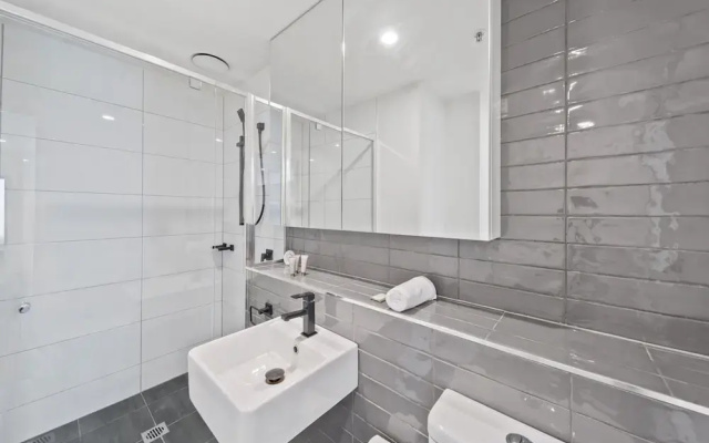 Bright 2-bed Apartment With Scenic Balcony