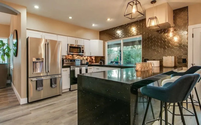 Amazing Remodeled Scottsdale 5 Bdrm W/pool!