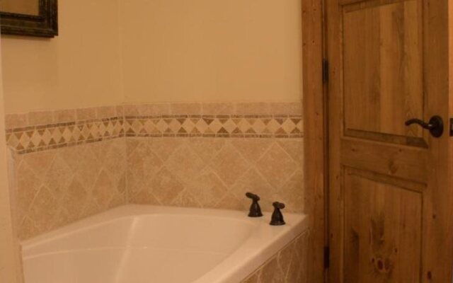 Black Bear Lodge by CB Lodging