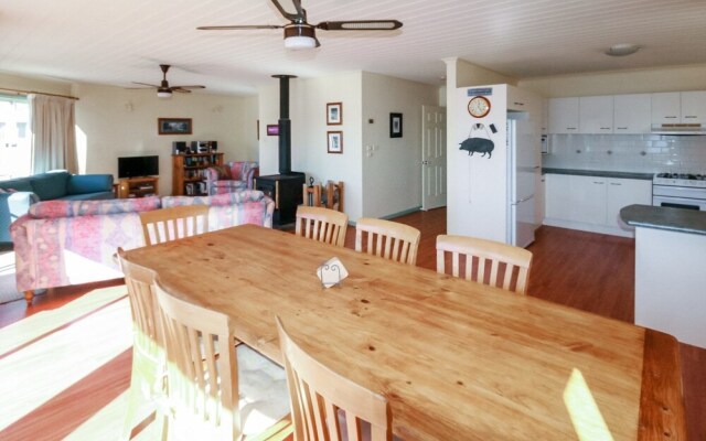 Tennerhof - Large Waterfront Home