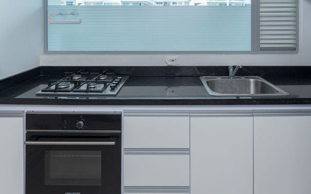 Deluxe Condo W Amenities & Beach