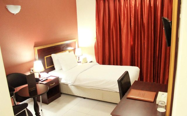 Montreal Naif Hotel