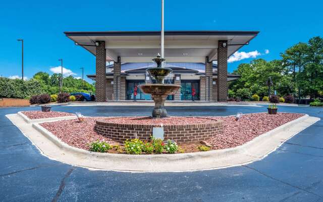 Econo Lodge Inn & Suites