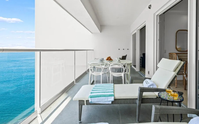 Stylish Beachfront 2BR - Balcony & Pools