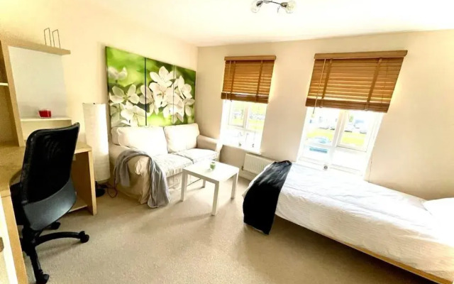 Lakeside Stylish 3 Bedroom House