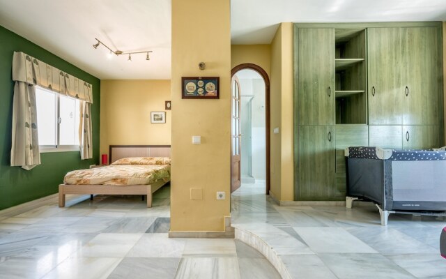 Villa Soleada Calahonda by Rafleys