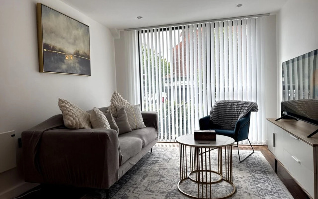 Stylish 2-bed Apt-private Parking-10mins to Centre