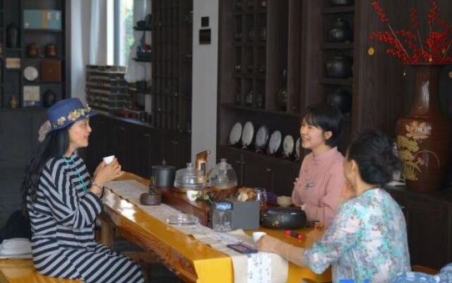 Xihan Hotel (Jianshui Ancient City Small Train Store)