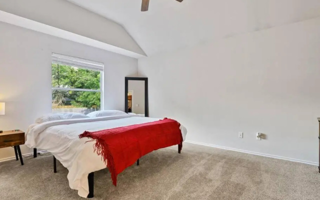 Cozy Getaway, Minutes from Austin!