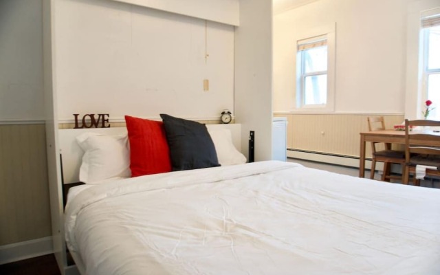Cozy Studio for the Business Traveler DT Coffee
