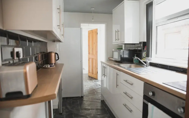 Room in Guest Room - Cheerful Big Room in Leicester