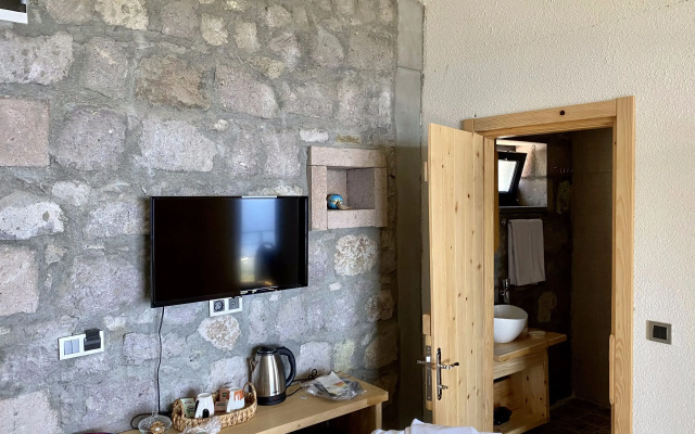 Assos Karadut Taş Otel