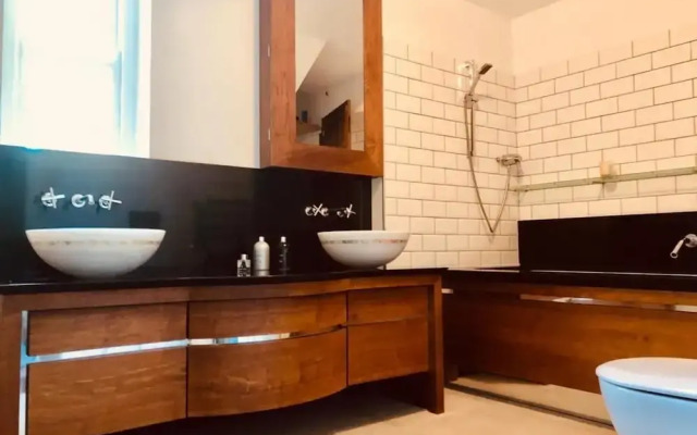 Luxury, Spacious London Apartment on Mattock Lane