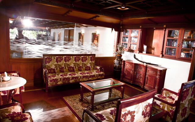 Sterling Lake Palace Alleppey