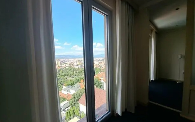 Hollywood Suites & Lofts