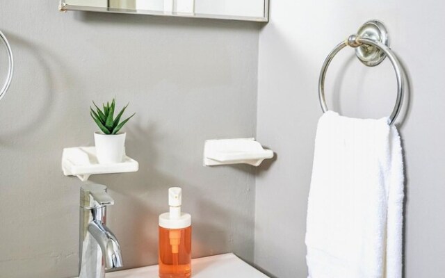 2BR Apt w King Bed and Netflix- Prime Location