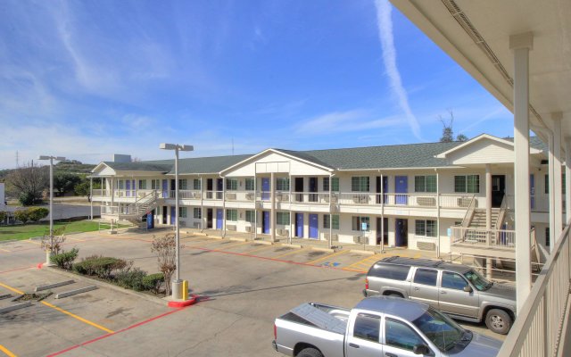 Motel 6 Kerrville, TX