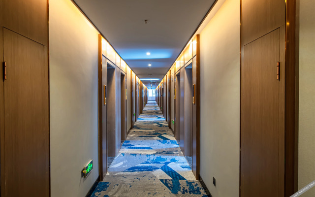 Poltton International Server Apartment(铂顿国际公寓（象州梦幻夜金象路店）)