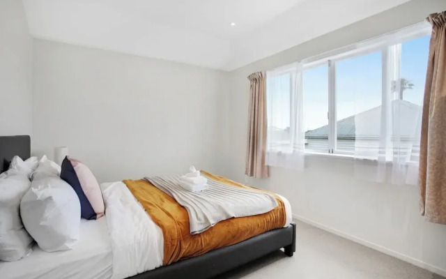 Summerside Loft with Air-con