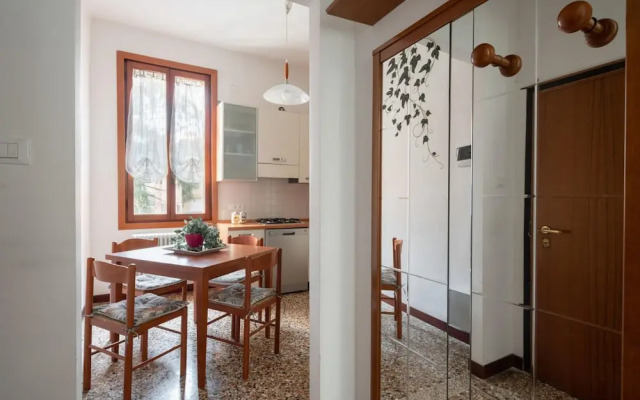 Venice Grand Canal Style Apt 2 by Wonderful Italy