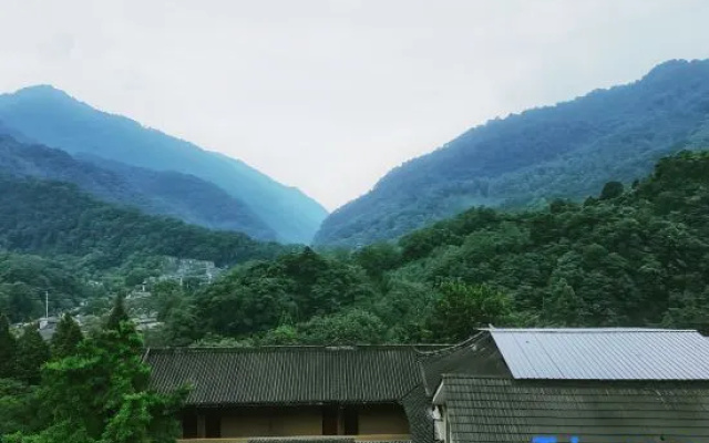 Mount Qingcheng · Yu Gui Yu Ye · Hot Spring Inn (Mount Qingcheng Rear Mountain Scenic Area Store) – Outside – Chengdu