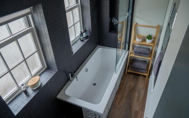 No 33 Stylish and Modern 1 Bed Apartment