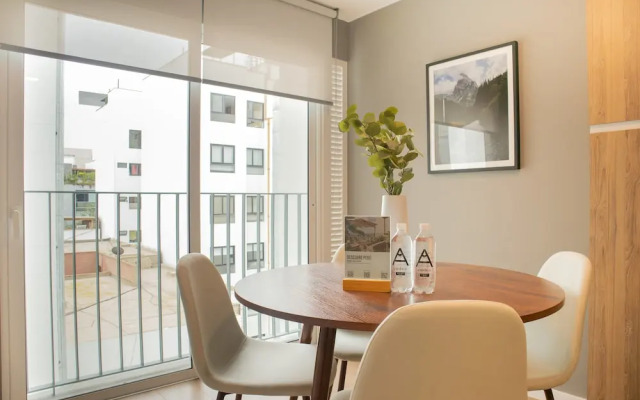 w Inviting 2BR w Balcony in Lively Miraflores