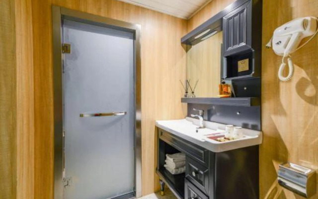 Jiujuke Business Hotel (Urumqi High Speed Railway Station)