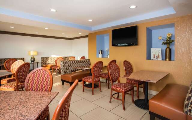 Travelodge by Wyndham Fort Wayne North