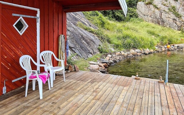 10 Person Holiday Home in Staubø