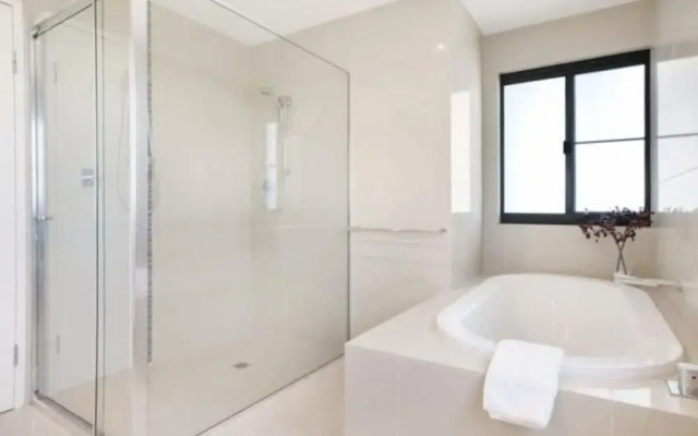 Zenlux 4BR Waterfront Penthouse Pad 270 Panoroma