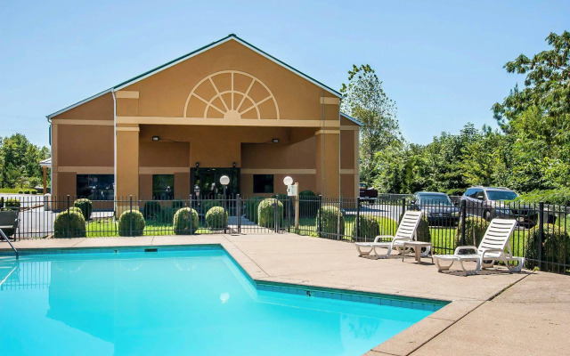 Econo Lodge Inn & Suites