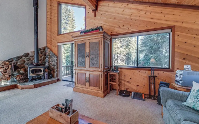 Home 1 Mi to Downhill Ski Resort: Bring Your Pets!
